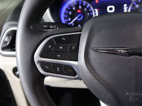 Used 2023 Chrysler Pacifica Touring-L FWD image 40