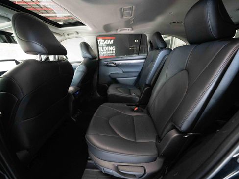 Used 2024 Toyota Highlander Limited FWD image 23