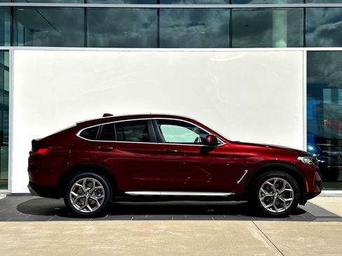 Certified 2025 BMW X4 xDrive30i image 3