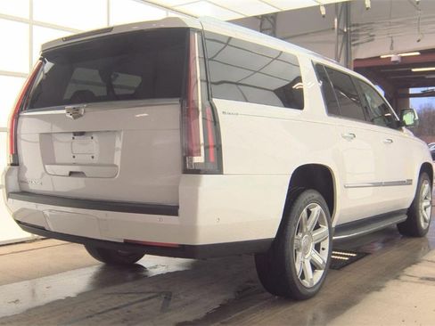 Used 2018 Cadillac Escalade ESV Luxury image 3