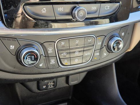 Used 2023 Chevrolet Traverse Premier image 25