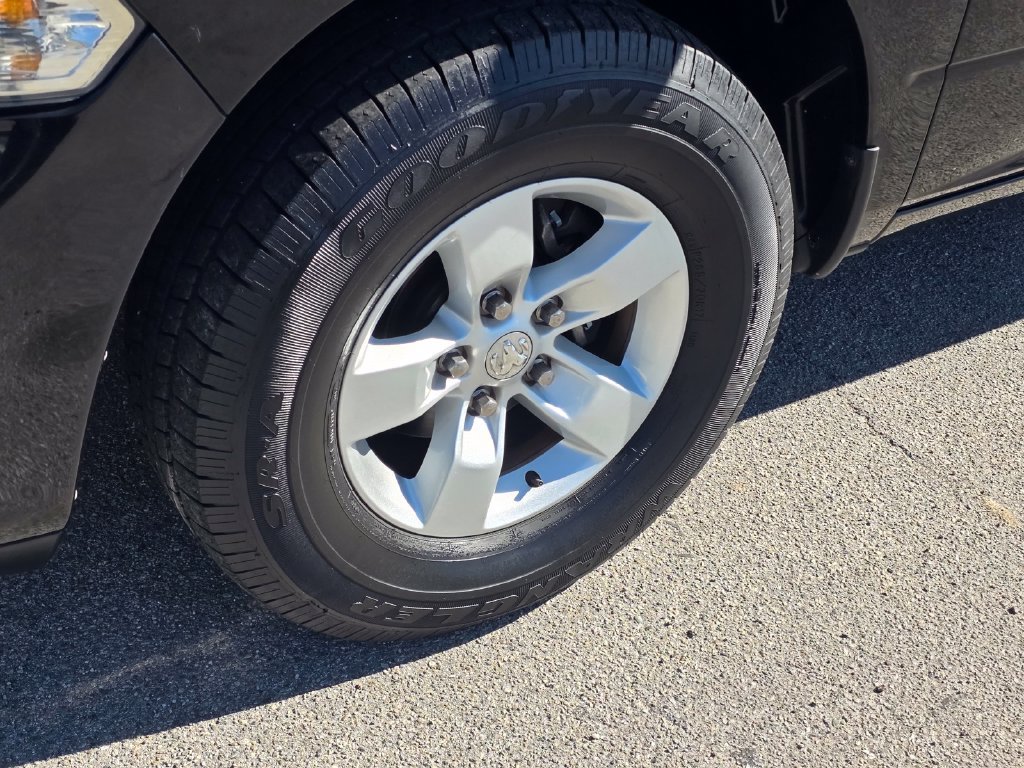 Used 2017 RAM 1500 Express RWD image 10