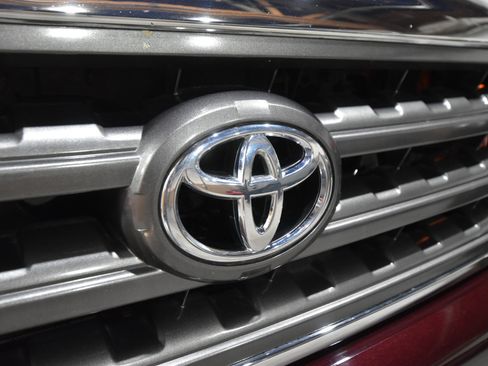 Used 2017 Toyota Sequoia SR5 image 5