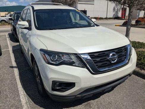 Used 2019 Nissan Pathfinder SV image 1