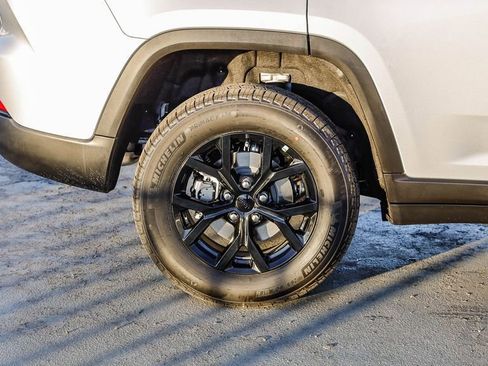 New 2025 Jeep Grand Cherokee Altitude image 12