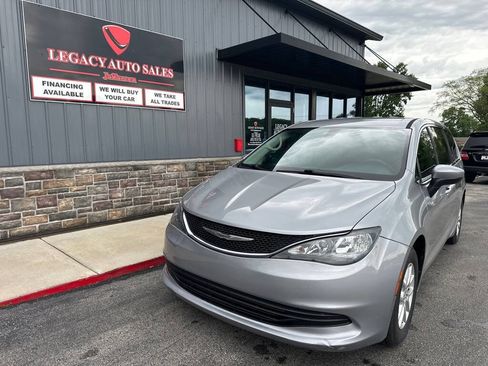 Used 2017 Chrysler Pacifica LX FWD image 1