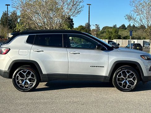Used 2025 Jeep Compass Limited image 3