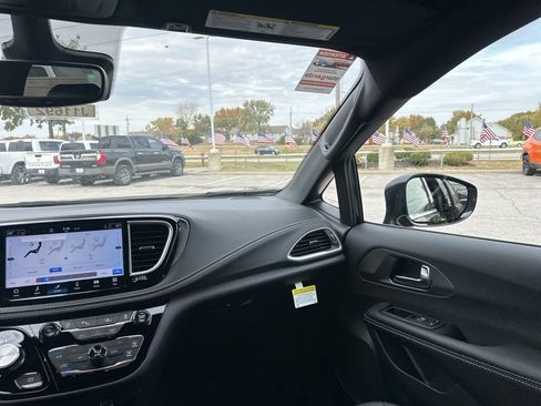 New 2026 Chrysler Pacifica Select image 52