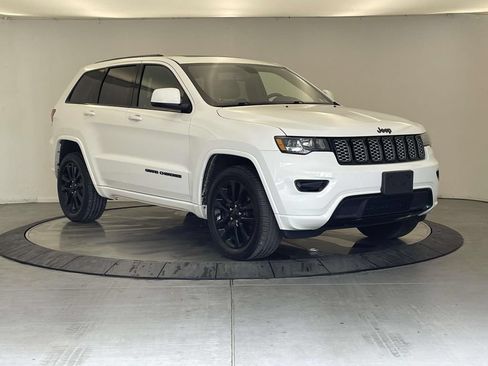 Used 2018 Jeep Grand Cherokee Altitude AWD/4WD image 7