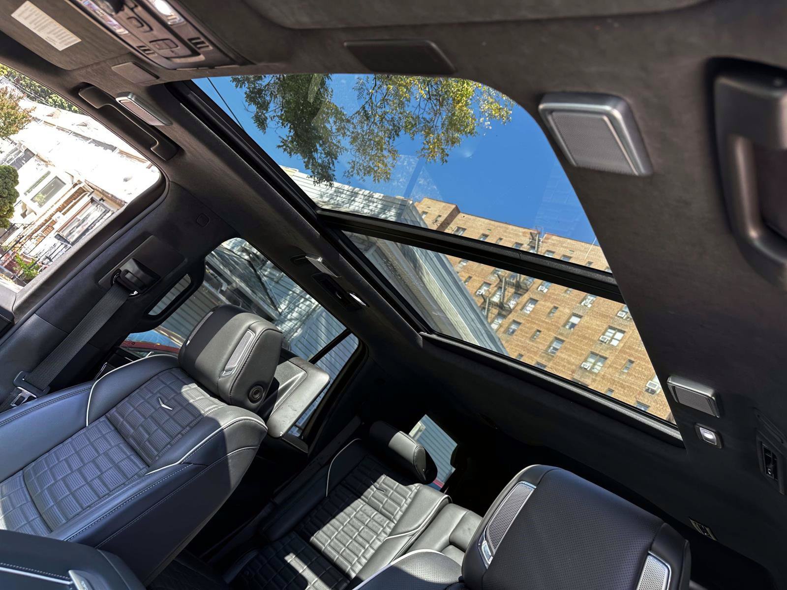 Used 2024 Cadillac Escalade Premium Luxury Platinum AWD/4WD image 15