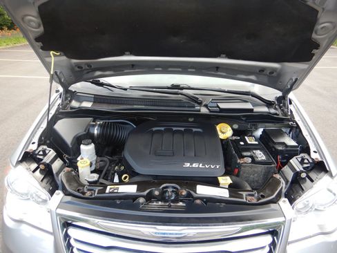 Used 2016 Chrysler Town & Country Touring w/ Driver Convenience Group FWD image 31
