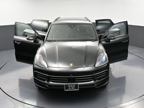 Certified 2023 Porsche Cayenne Platinum Edition image 34