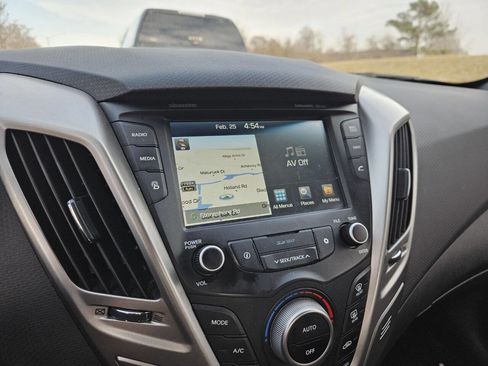 Used 2017 Hyundai Veloster Value Edition image 18