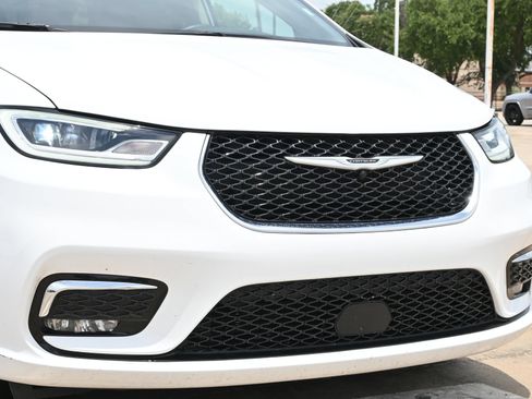 Used 2024 Chrysler Pacifica Touring-L FWD image 28