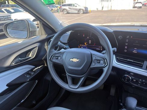 Used 2025 Chevrolet Trax LT FWD image 33