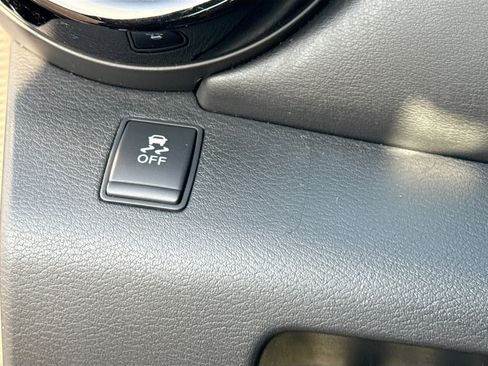 Used 2018 Nissan Kicks SR image 32