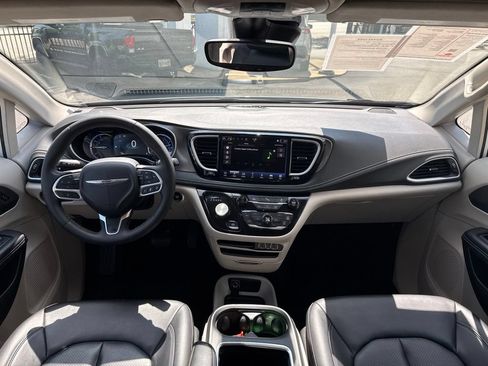 Used 2024 Chrysler Pacifica Limited FWD image 17