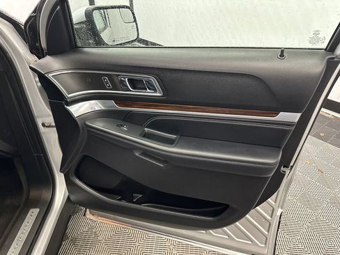 Used 2018 Ford Explorer Limited FWD image 16