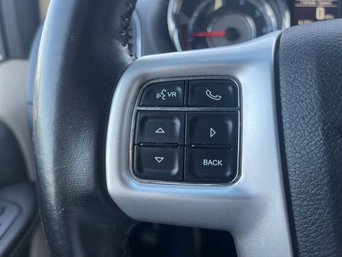 Used 2016 Chrysler Town & Country Touring FWD image 15
