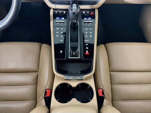 Certified 2023 Porsche Macan AWD/4WD image 16