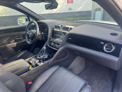 Used 2021 Bentley Bentayga V8 image 2
