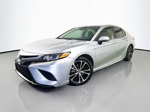 Used 2020 Toyota Camry SE image 3