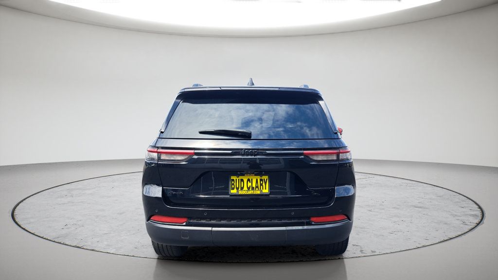 Used 2023 Jeep Grand Cherokee Altitude AWD/4WD image 4