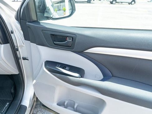 Used 2019 Toyota Highlander LE FWD image 43