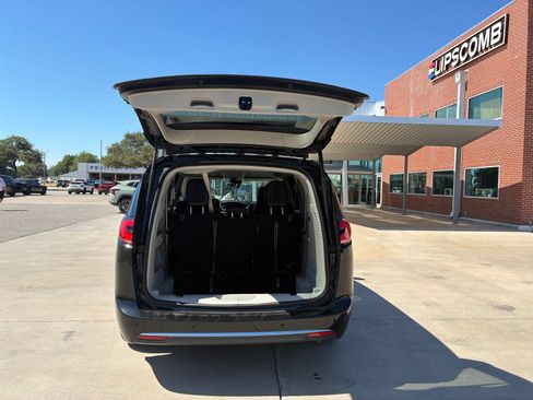 Used 2024 Chrysler Pacifica Touring-L FWD image 9