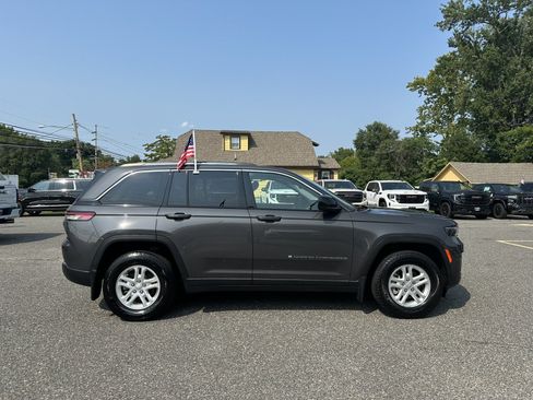 Used 2023 Jeep Grand Cherokee Laredo AWD/4WD image 4