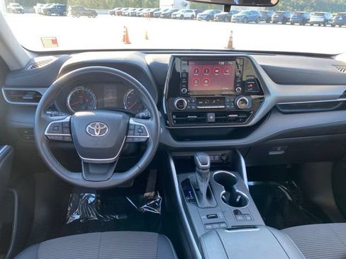 Used 2022 Toyota Highlander LE AWD/4WD image 11