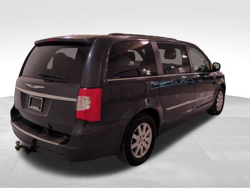 Used 2014 Chrysler Town & Country Touring image 3
