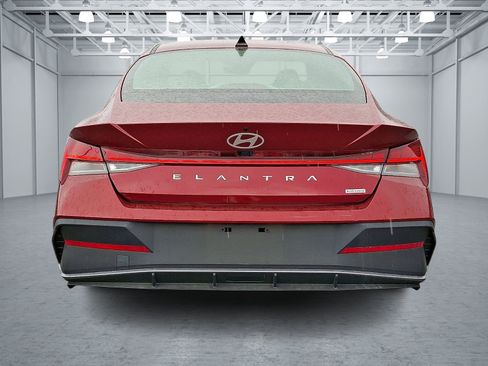 Used 2024 Hyundai Elantra Blue image 5