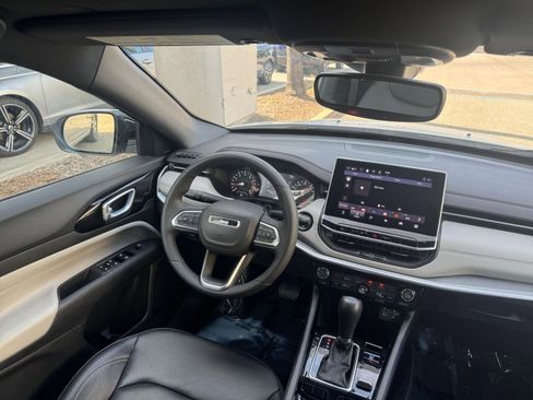 Used 2025 Jeep Compass Limited image 35