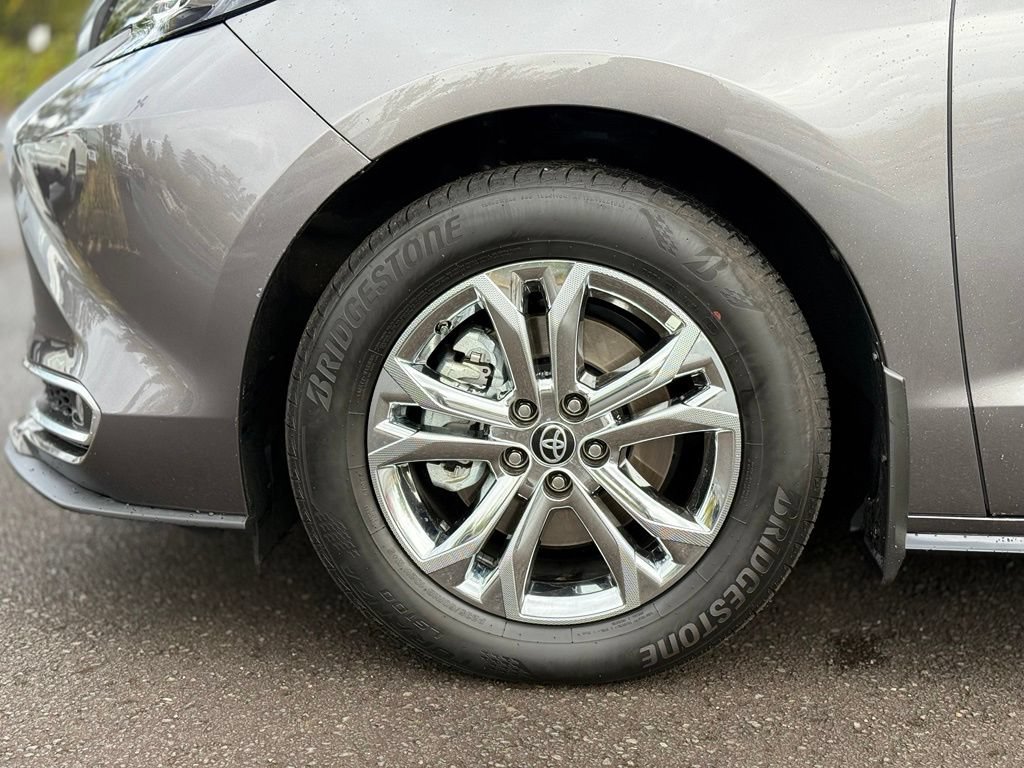 Used 2024 Toyota Sienna Platinum AWD/4WD image 9