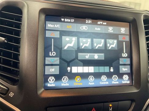 Used 2022 Jeep Cherokee Trailhawk image 15