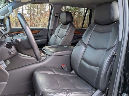 Used 2019 Cadillac Escalade Luxury image 17