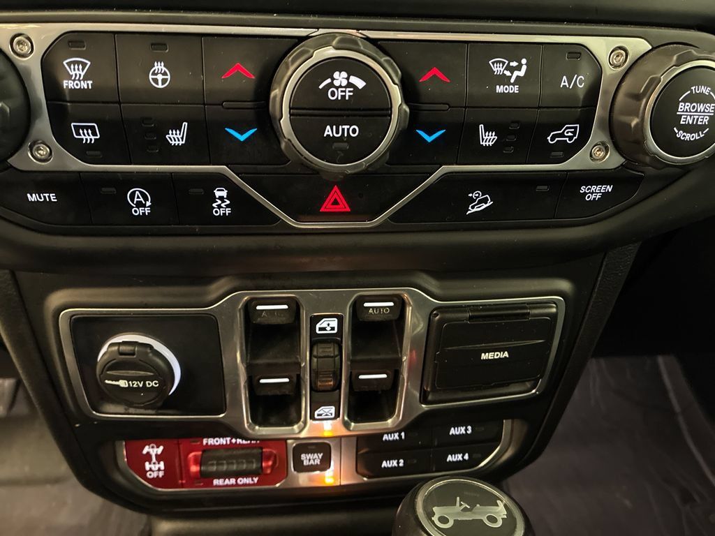 Used 2018 Jeep Wrangler Unlimited Rubicon w/ LED Lighting Group AWD/4WD image 14