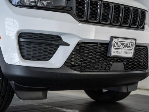 New 2025 Jeep Grand Cherokee Altitude image 13