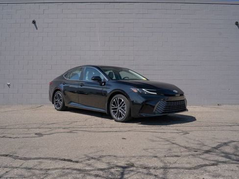 Used 2025 Toyota Camry XLE AWD/4WD image 9