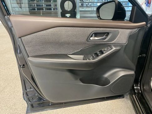 Used 2021 Nissan Rogue SV image 25