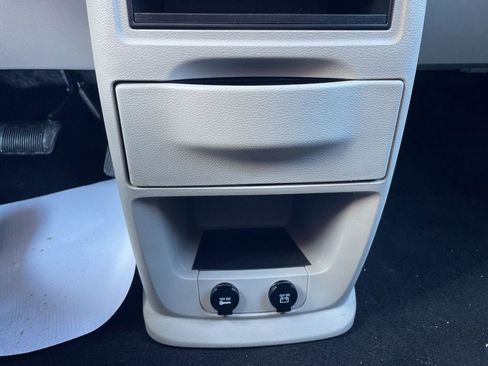 Used 2018 Dodge Grand Caravan SE w/ UConnect Hands-Free Group image 21