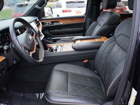 Used 2024 Jeep Grand Wagoneer Series III image 17