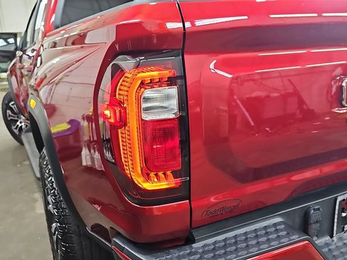 Used 2025 GMC Canyon AT4 w/ Technology Plus Package AWD/4WD image 40