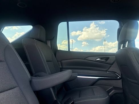 Used 2025 Chevrolet Traverse LT FWD image 32