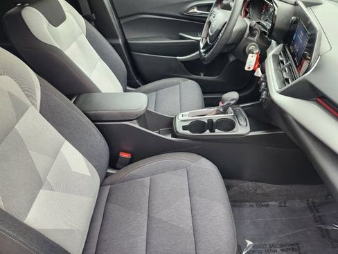 Used 2024 Chevrolet Trax RS FWD image 19