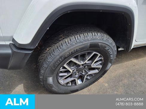 Used 2025 Jeep Wrangler Unlimited Sahara AWD/4WD image 13