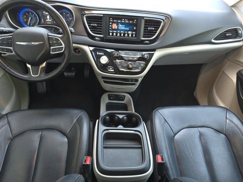 Used 2018 Chrysler Pacifica Touring-L FWD image 13