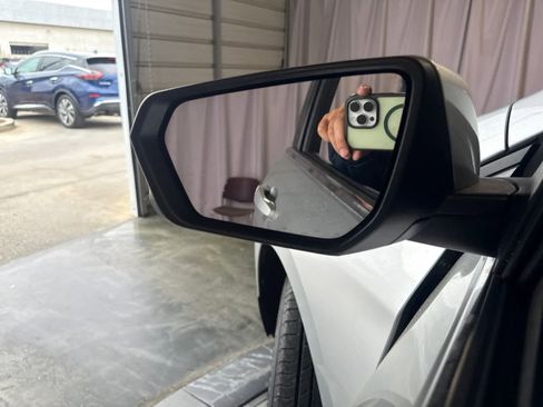 Used 2020 Chevrolet Equinox LT FWD image 18