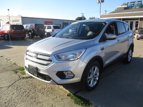 Used 2017 Ford Escape SE image 2